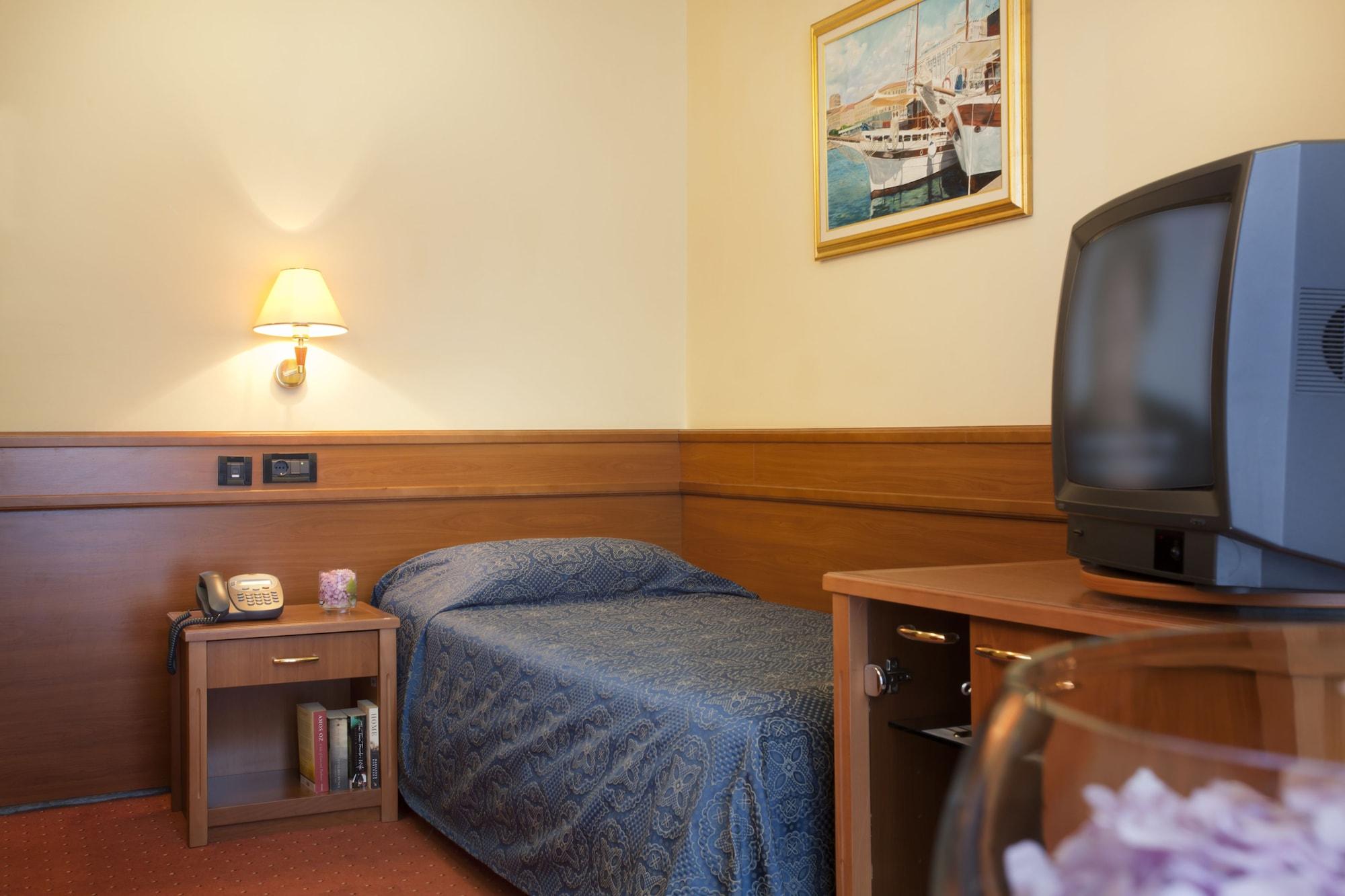 Hotel Kristal - Liburnia オパティヤ エクステリア 写真
