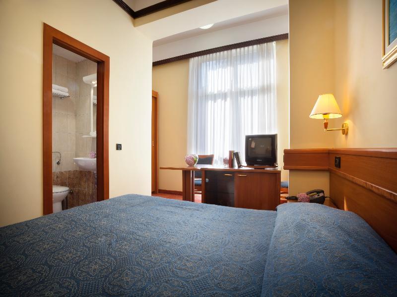 Hotel Kristal - Liburnia オパティヤ エクステリア 写真