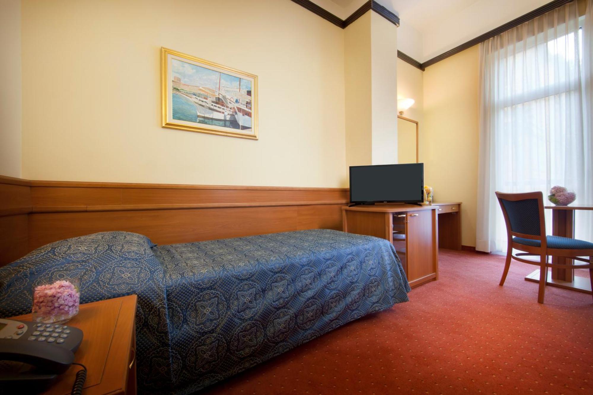 Hotel Kristal - Liburnia オパティヤ エクステリア 写真